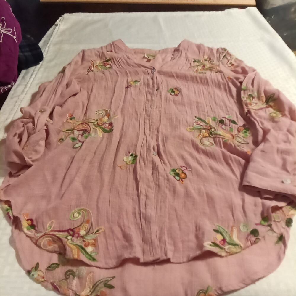 Fig and Flower Women's Floral Embroidery Med. Mauve Button Up Blouse Roll Tab